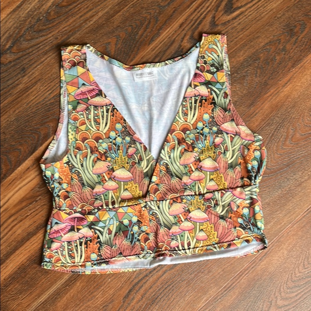 LG - Mushroom Women's Top v-neck crop